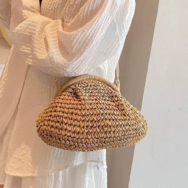 Women's straw beach shoulder bag in shell shape with chain details