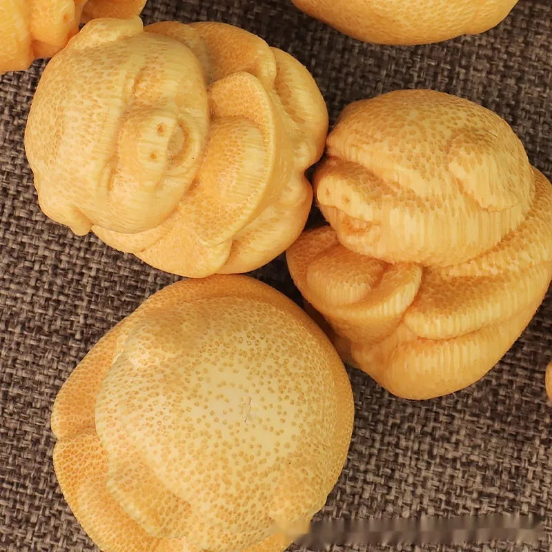 Solid bamboo Fulu pig carving ornament measuring 4cm tall with 3.5cm diameter in cute style
