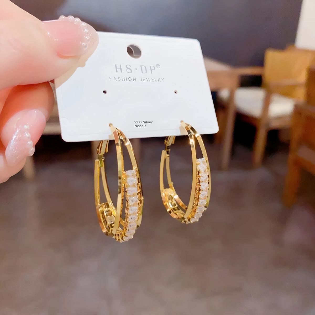 Zircon oval earrings in thick gold plated copper with geometric shape and round detail, fashion OL style for women.