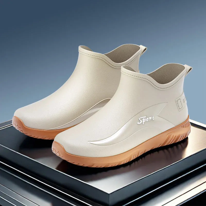 Men's short PVC rubber boots in beige on a non-slip sole.
