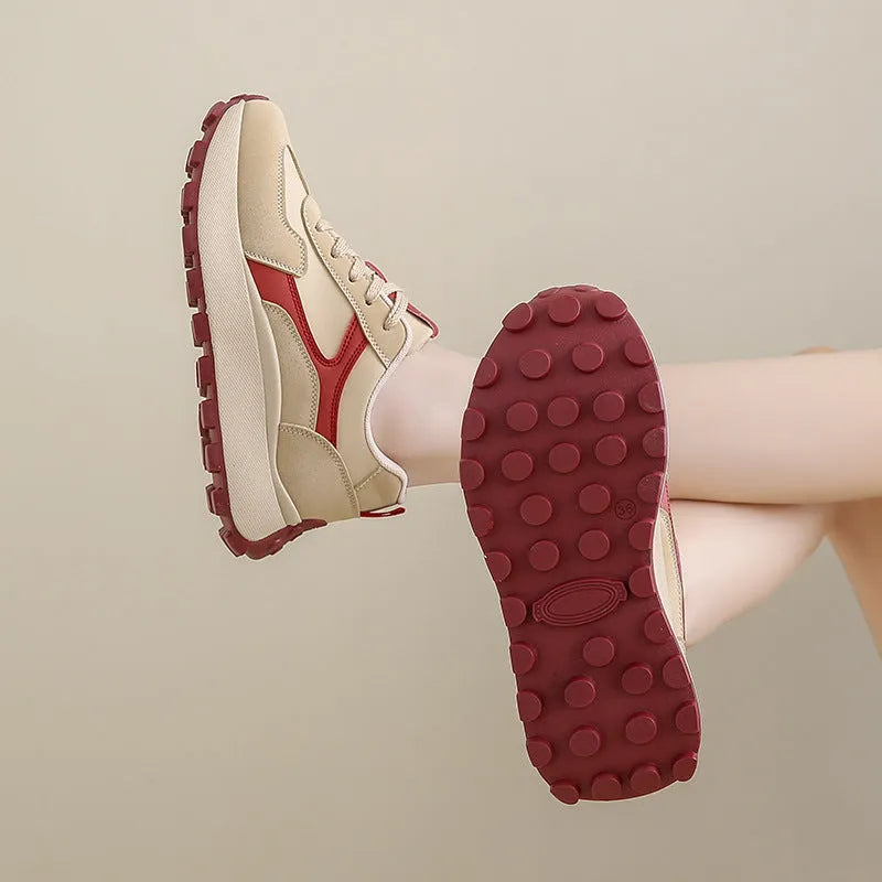 Women's low-top platform sneakers in card black with lace-up front and rubber sole