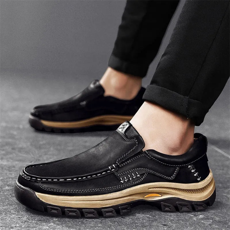Men's black thick-soled outdoor mountaineering shoes with round toe and rubber sole.