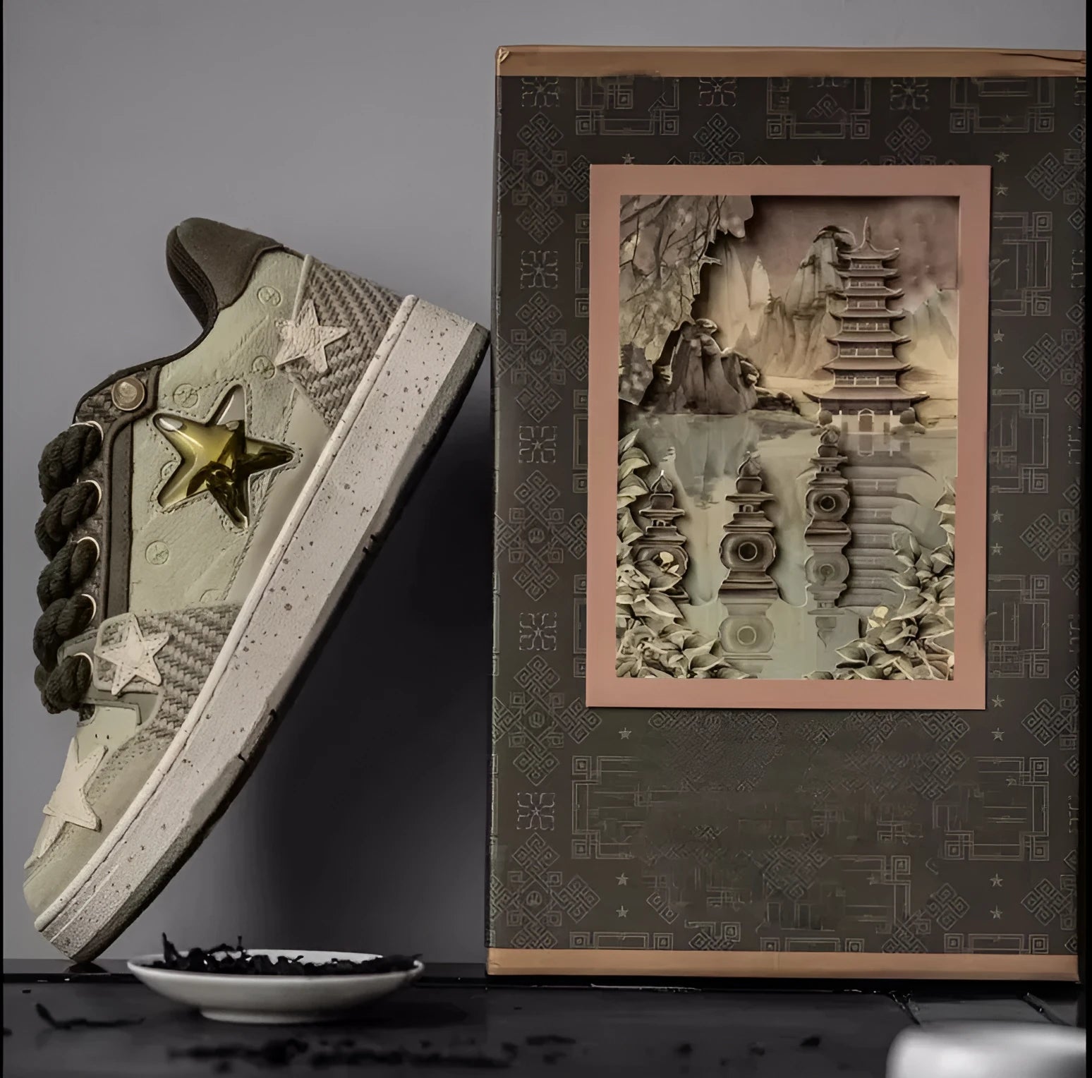 Green China-chic star patterned low-top casual shoes with laces and a thick rubber sole.