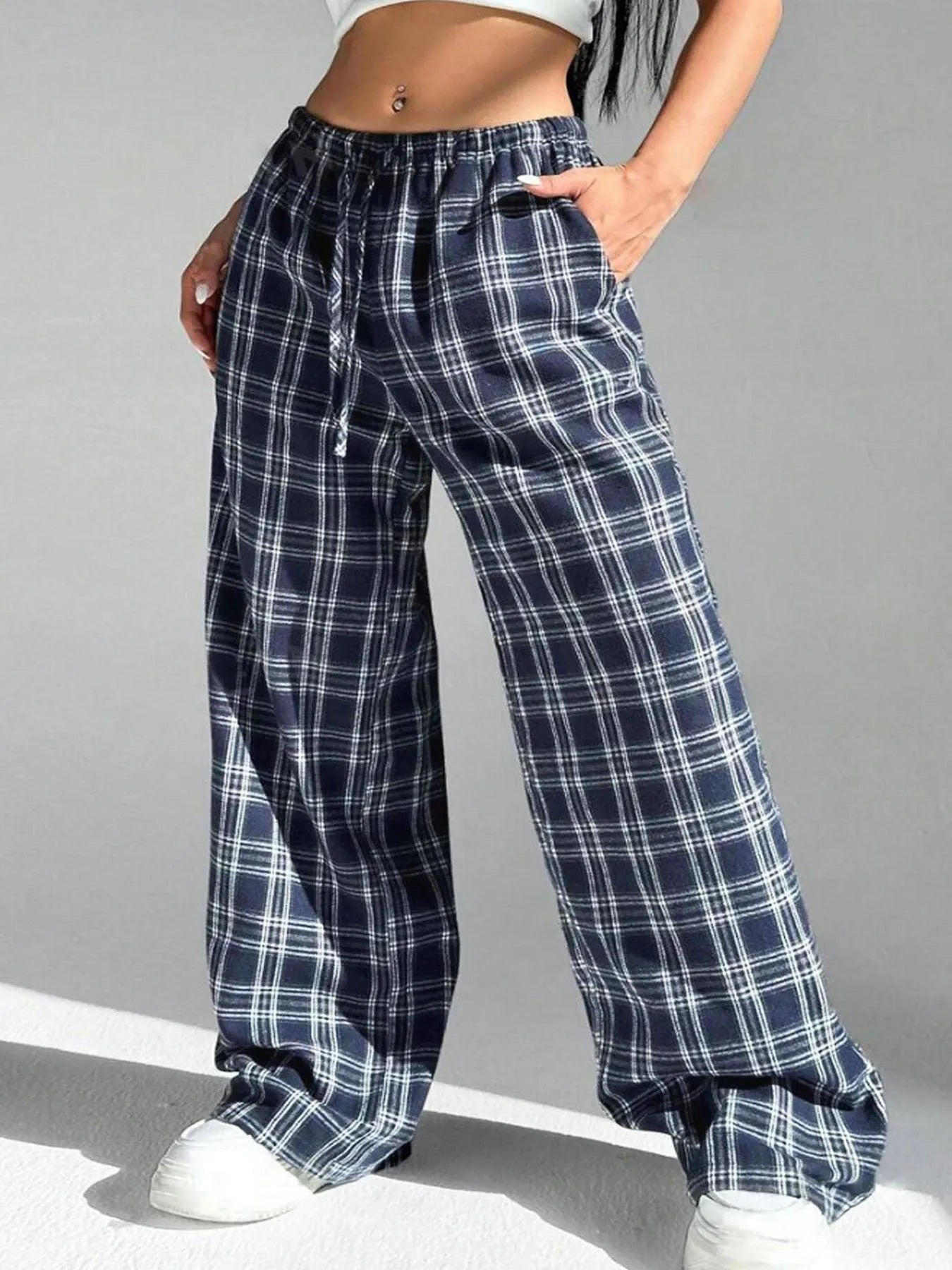 Women's loose fit plaid trousers with drawstring waist and side pockets in polyester fabric