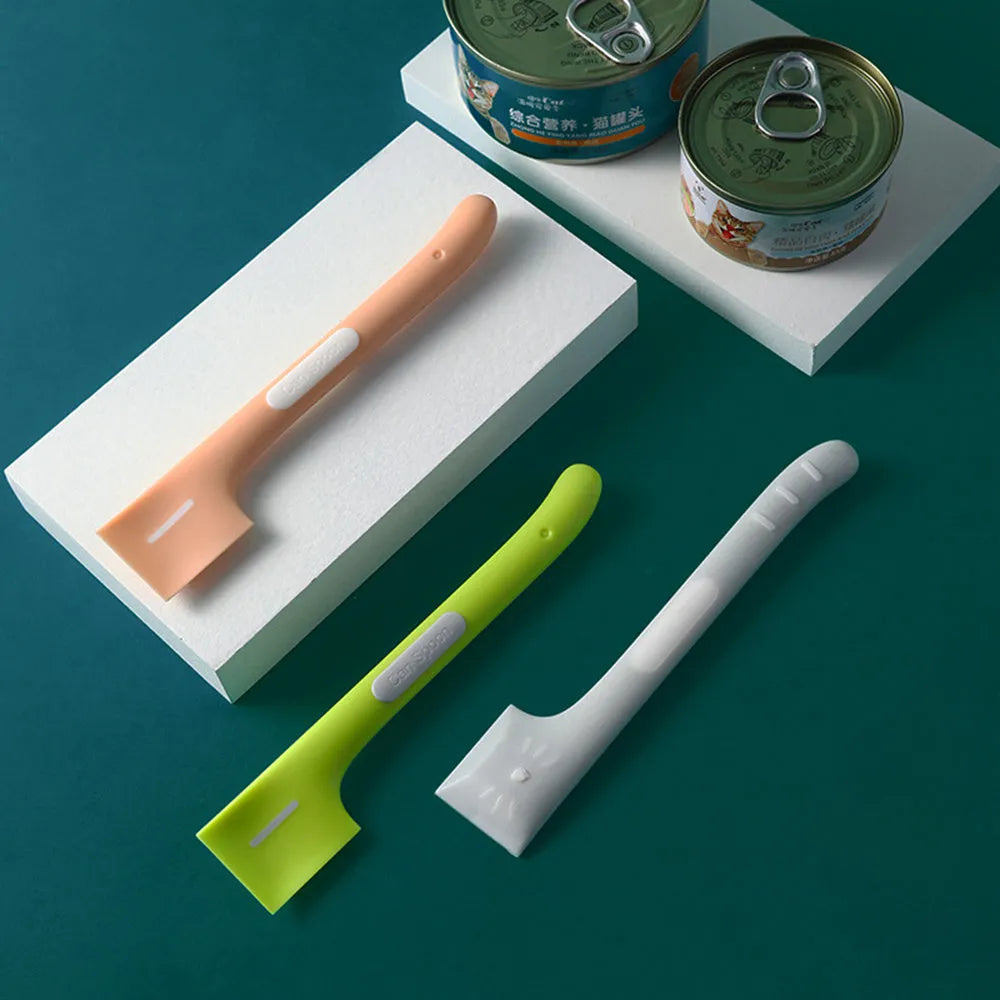 Green pet feeding spoon with right-angle design for canned cat and dog food