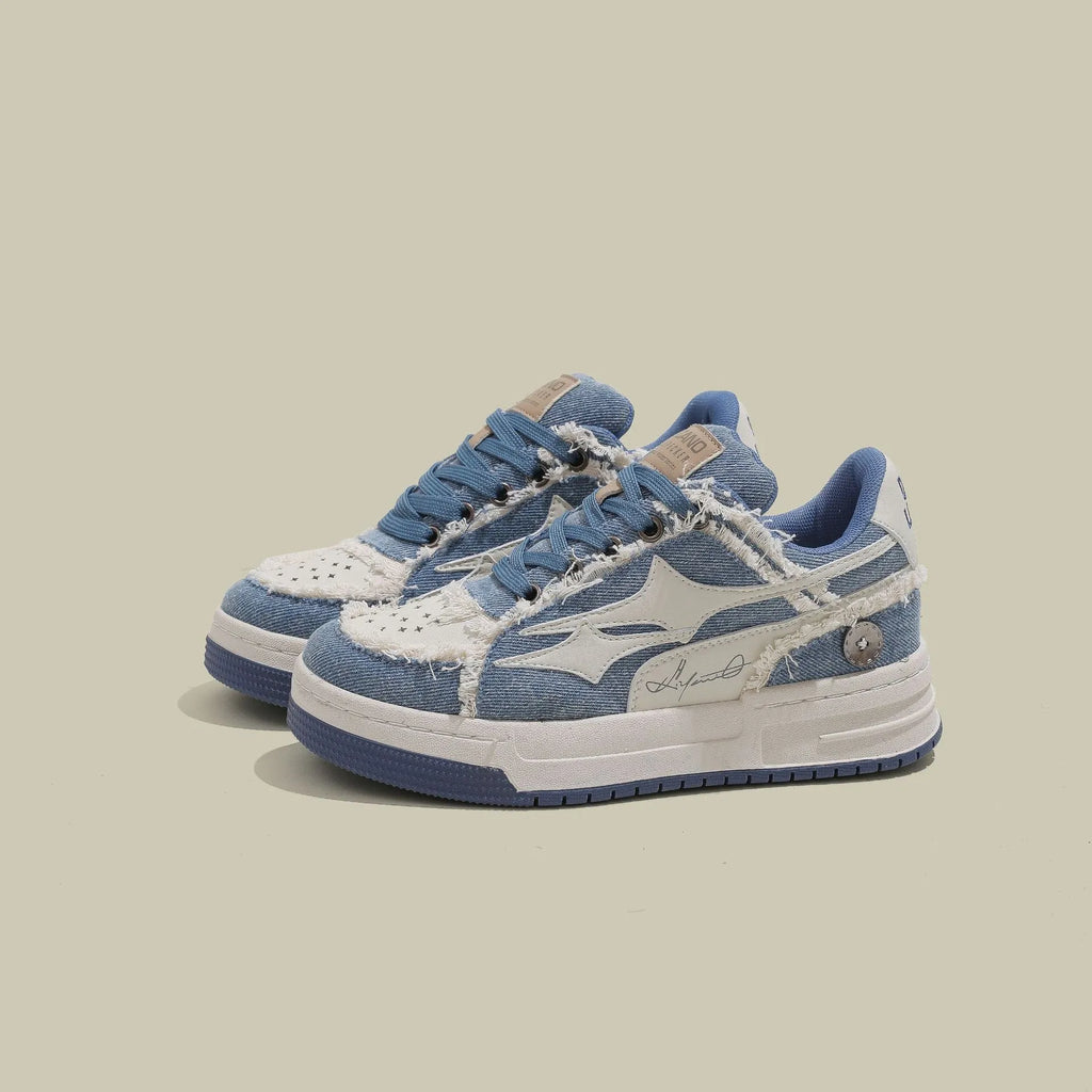 Men's low top canvas casual shoes with rubber sole and front lace-up in blue colour