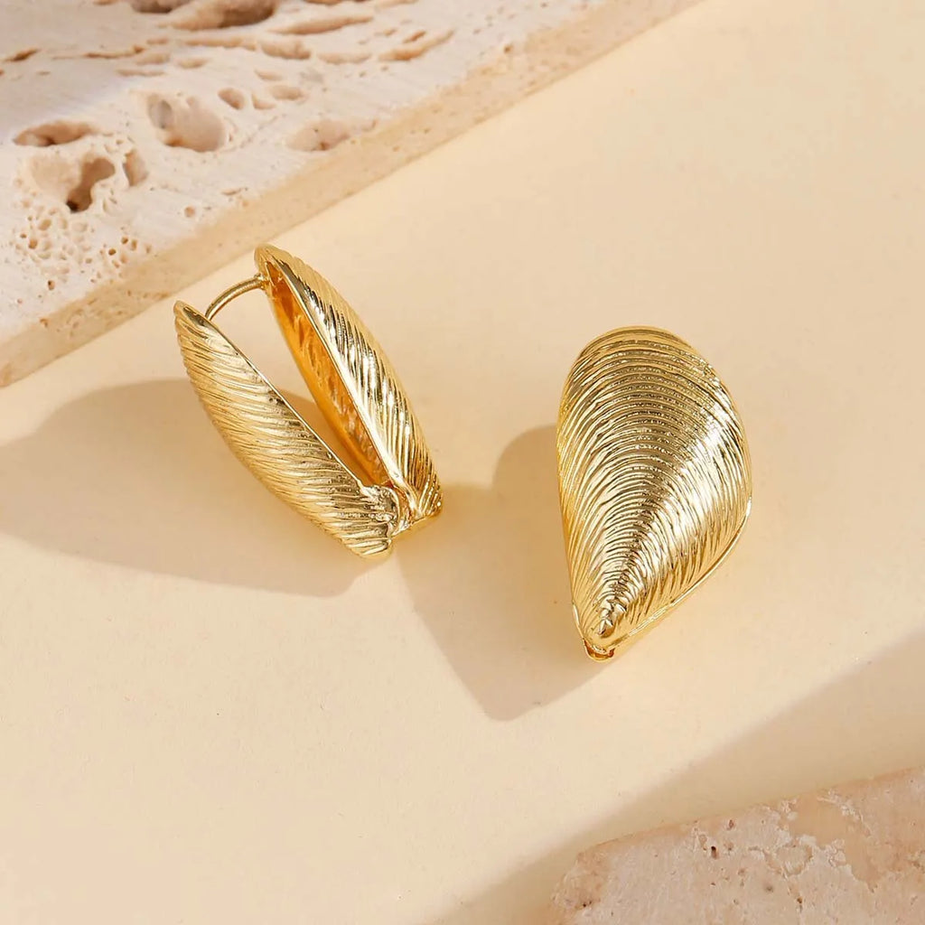Gold electroplated zinc alloy geometric shell ear clips for women beach style
