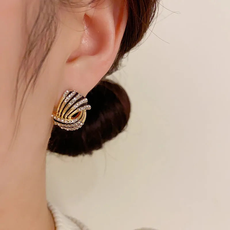 Super-flashing rhinestone ear studs with thick real gold plating on copper in a geometric ring style