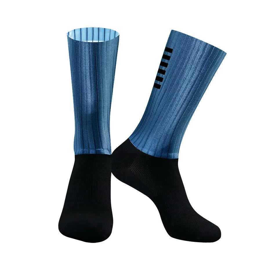 Athletic socks for cycling and running in chemical fibre blend fabric with moisture-wicking properties