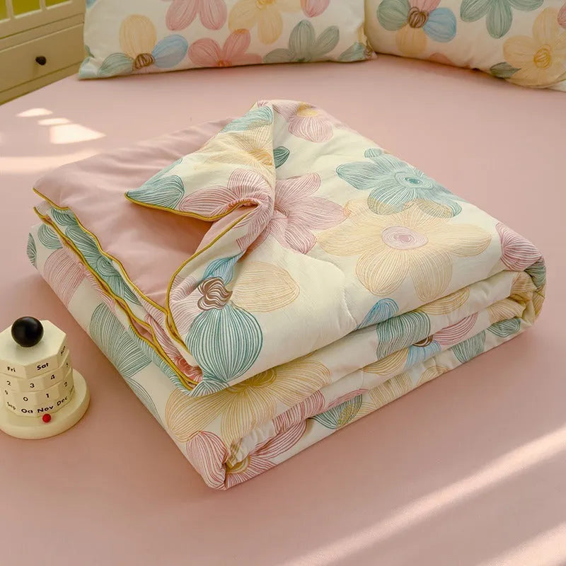 Class A washed cotton double-layer yarn soybean fiber summer quilt with blossom pattern on a light background