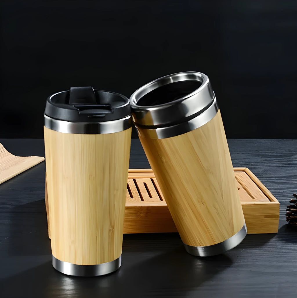 Bamboo coffee cup with stainless steel double wall, 420ml, leak-proof lid and foam pad base.