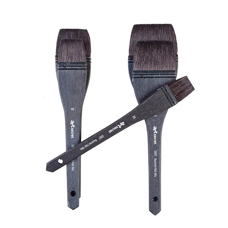 Grey squirrel hair brush with wooden handle, available in sizes 30 to 70 for professional makeup application
