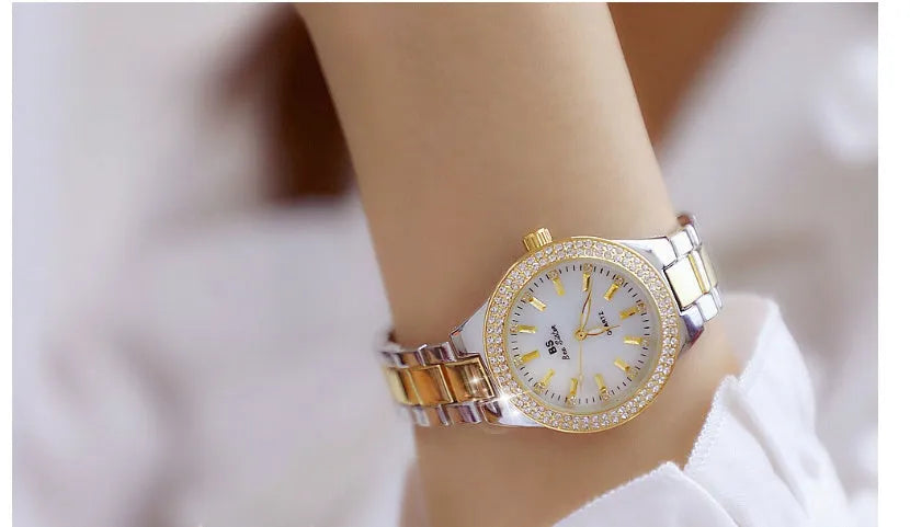 Ladies' linked watch with full diamond-set dial, 3.5cm case, 1.5cm band, gold or silver vacuum-plated finish.