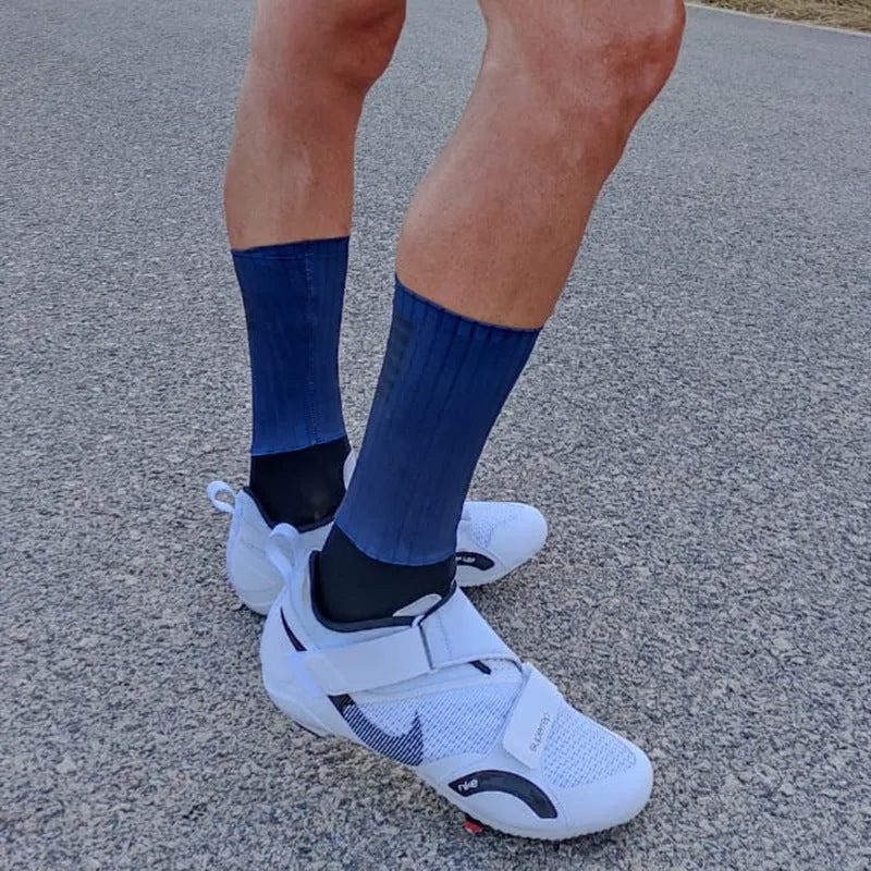 Athletic socks for cycling and running in chemical fibre blend fabric with moisture-wicking properties