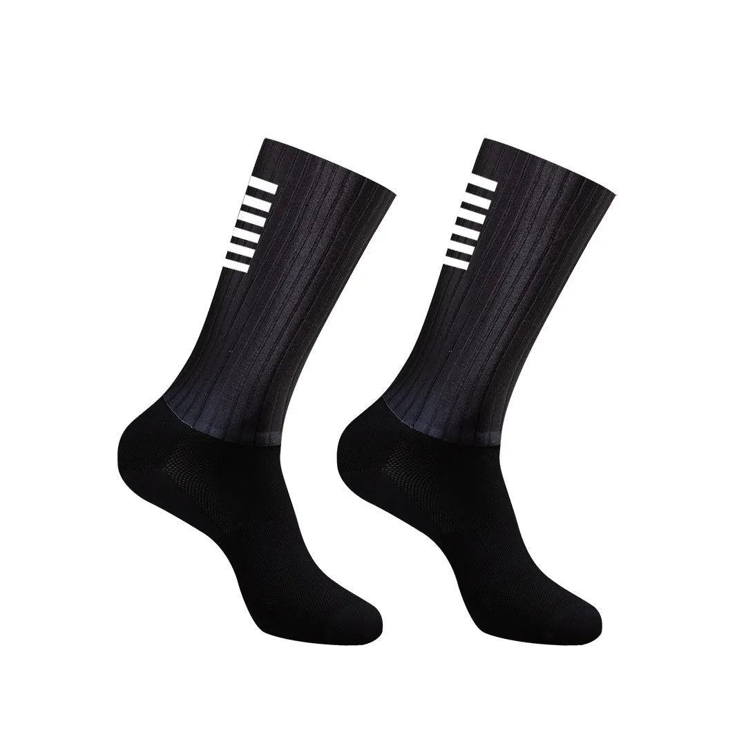 Athletic socks for cycling and running in chemical fibre blend fabric with moisture-wicking properties
