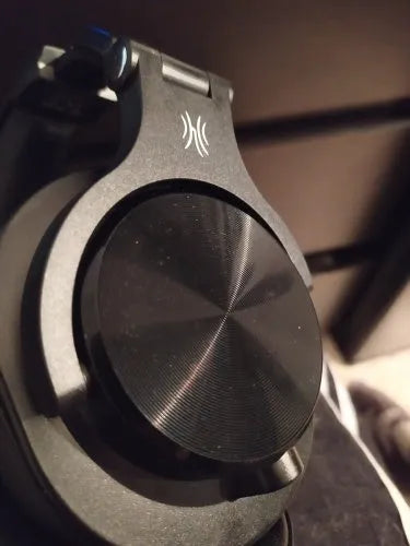OneOdio black and red studio monitor headphones with over-ear cups and 40mm speaker drivers