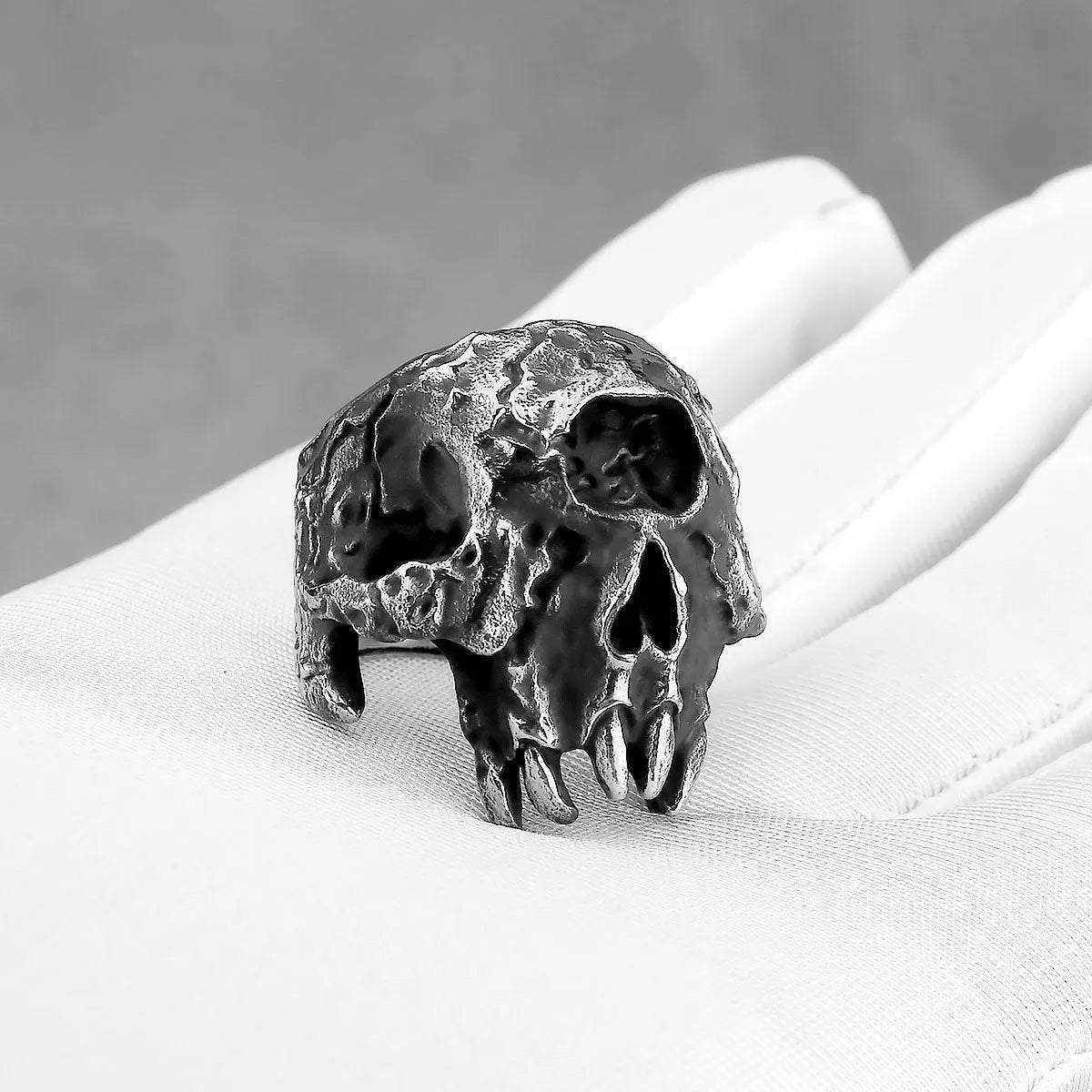 Alloy skull ring for men featuring a one-eyed skull design in a retro punk style.