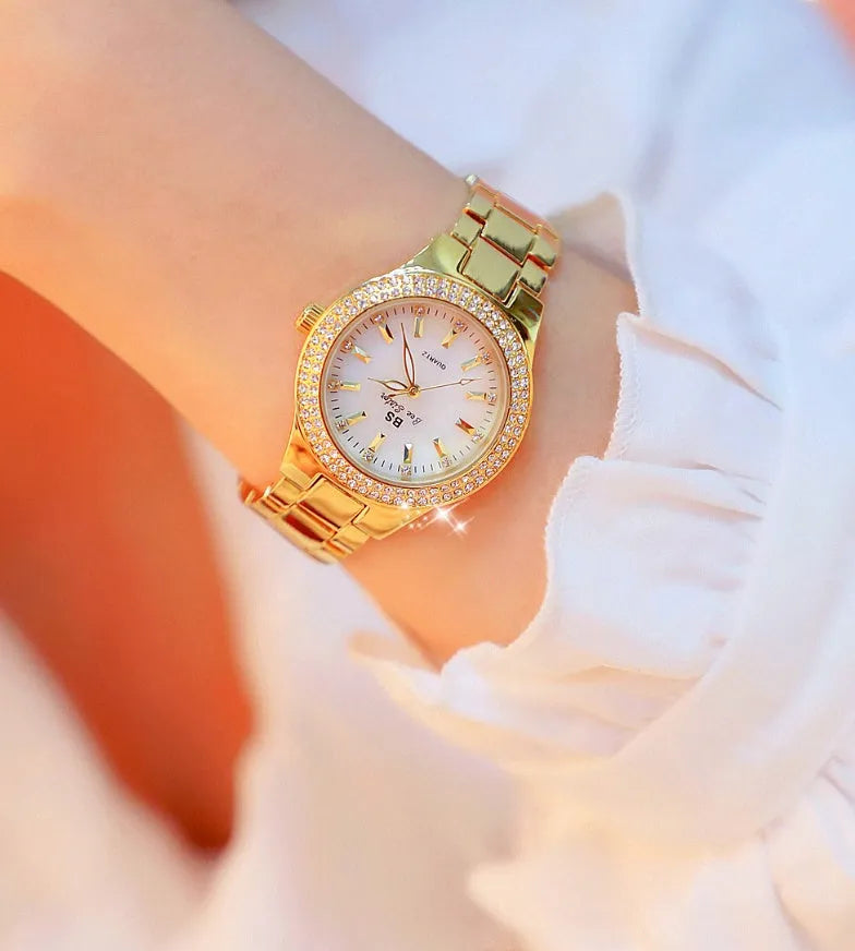 Ladies' linked watch with full diamond-set dial, 3.5cm case, 1.5cm band, gold or silver vacuum-plated finish.
