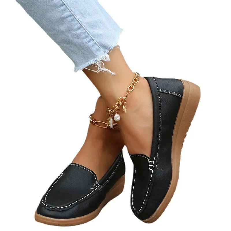 Women's flat loafer shoe in PU leather with car suture stitching on the upper