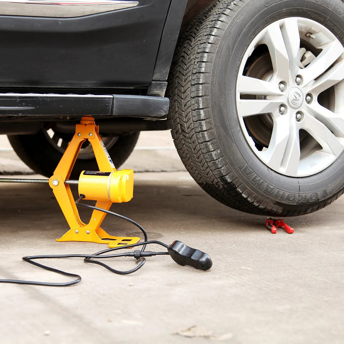 TY002 style hydraulic electric car jack with lifting pad extended.