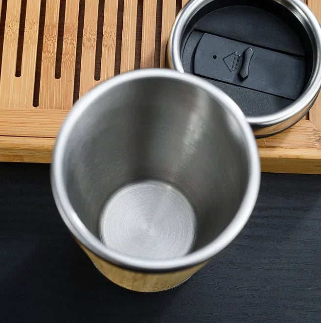 Bamboo coffee cup with stainless steel double wall, 420ml, leak-proof lid and foam pad base.