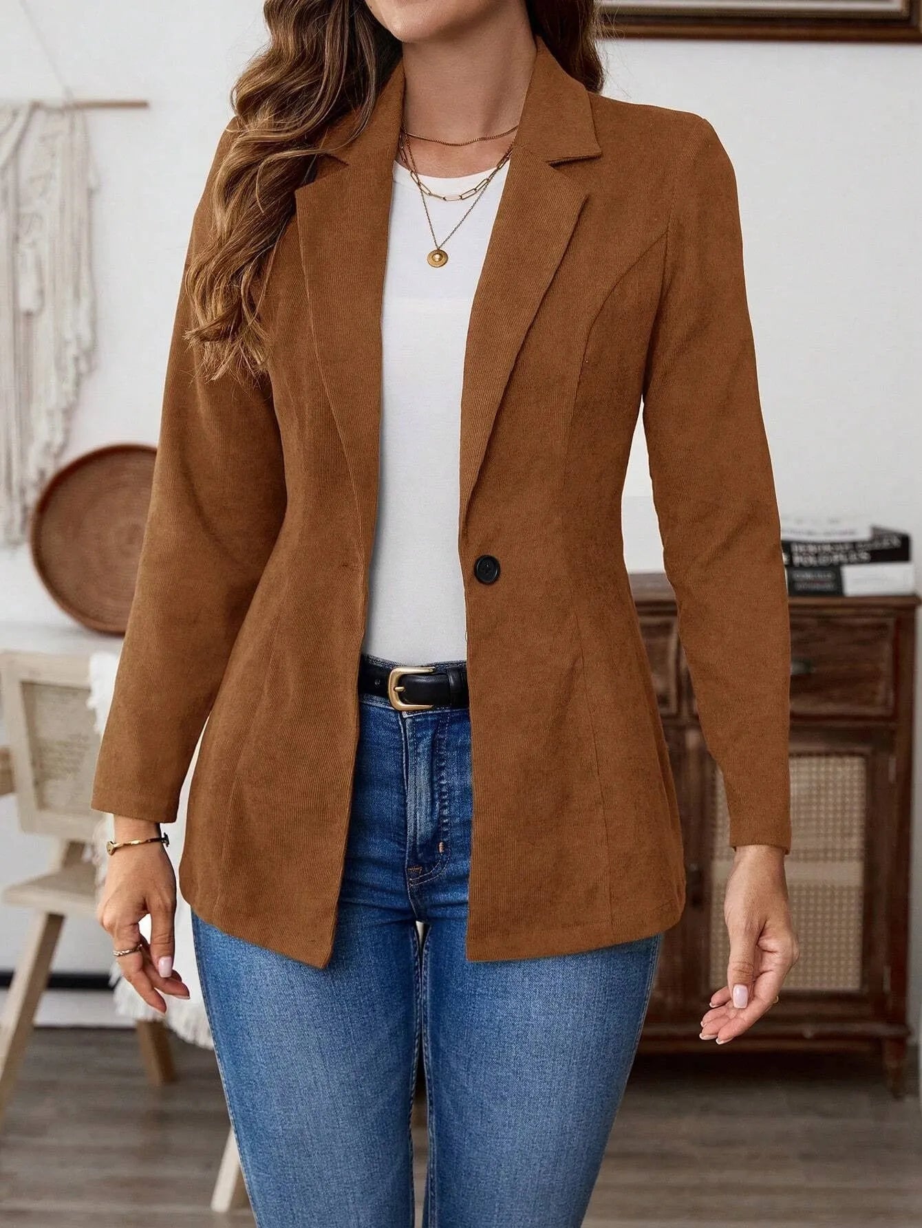 A brown lapel single-breasted long sleeve leisure suit coat.