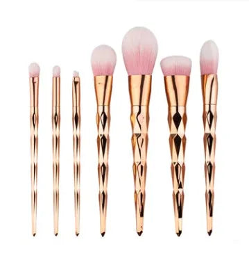7-piece makeup brush set with nylon bristles, long handles, and compact 17.5 x 10 x 2 cm size