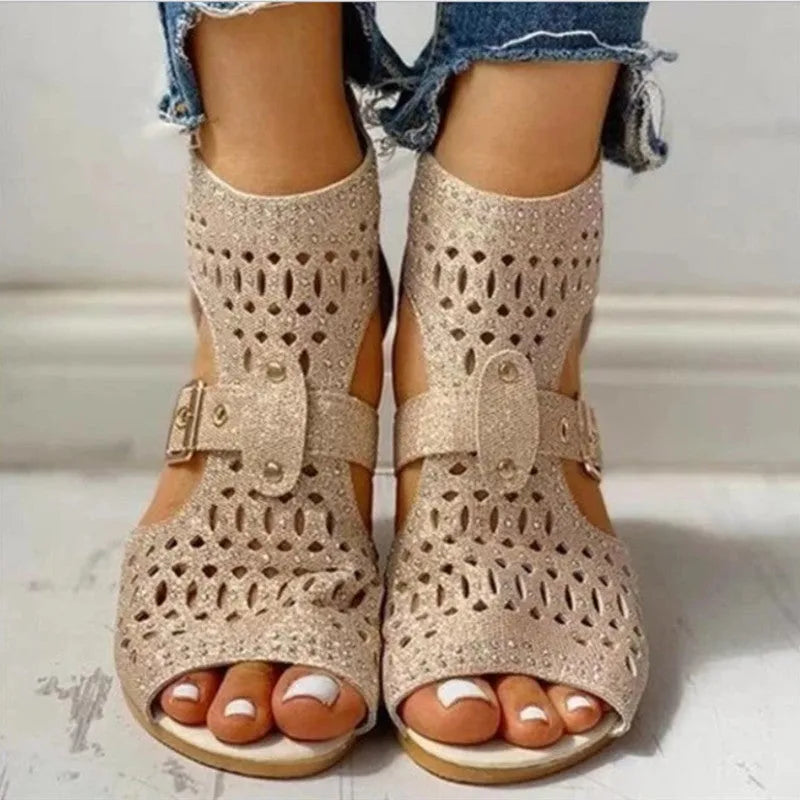 Women's flat wedge sandals with back zip fastening in artificial PU patent leather