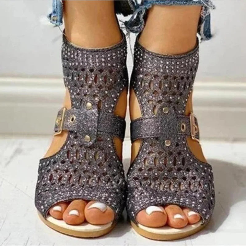 Women's flat wedge sandals with back zip fastening in artificial PU patent leather