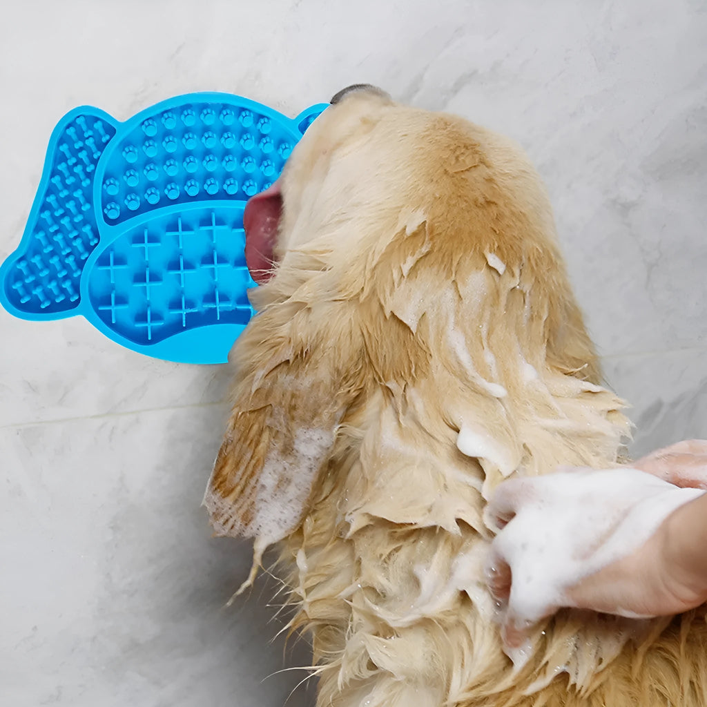 Silicone dog lick pad in red, blue or green, 22 x 14.5 x 0.8 cm, food-grade textured mat for slow feeding and bath distraction.