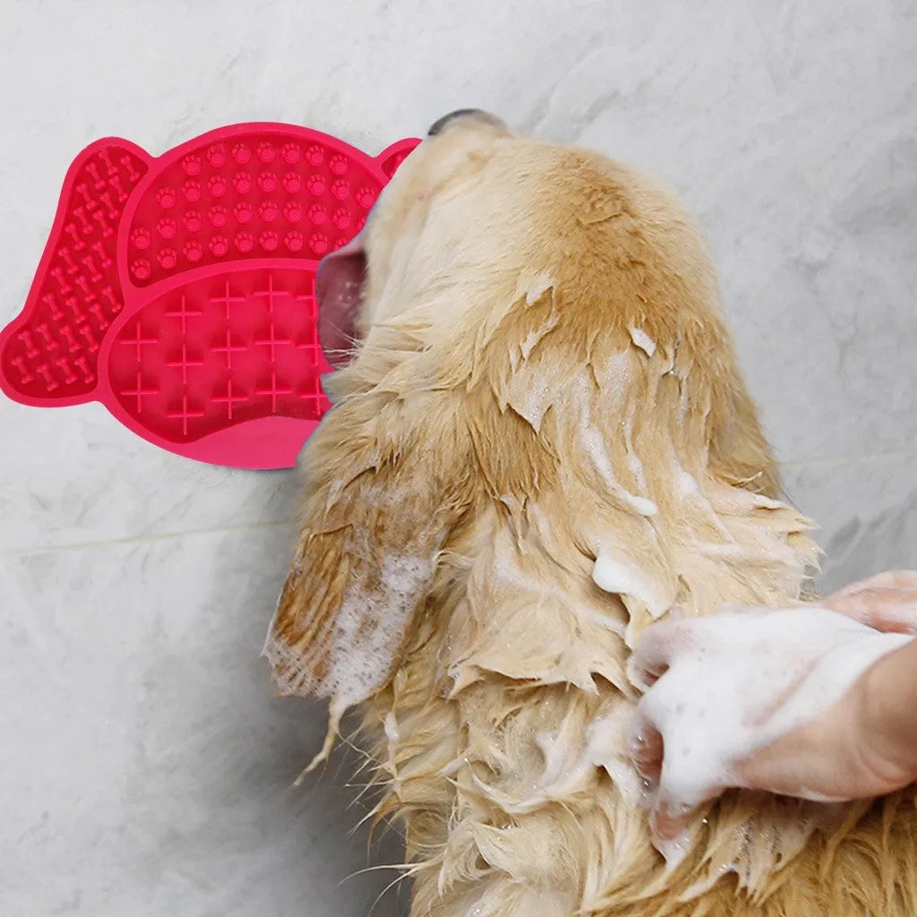Silicone dog lick pad in red, blue or green, 22 x 14.5 x 0.8 cm, food-grade textured mat for slow feeding and bath distraction.