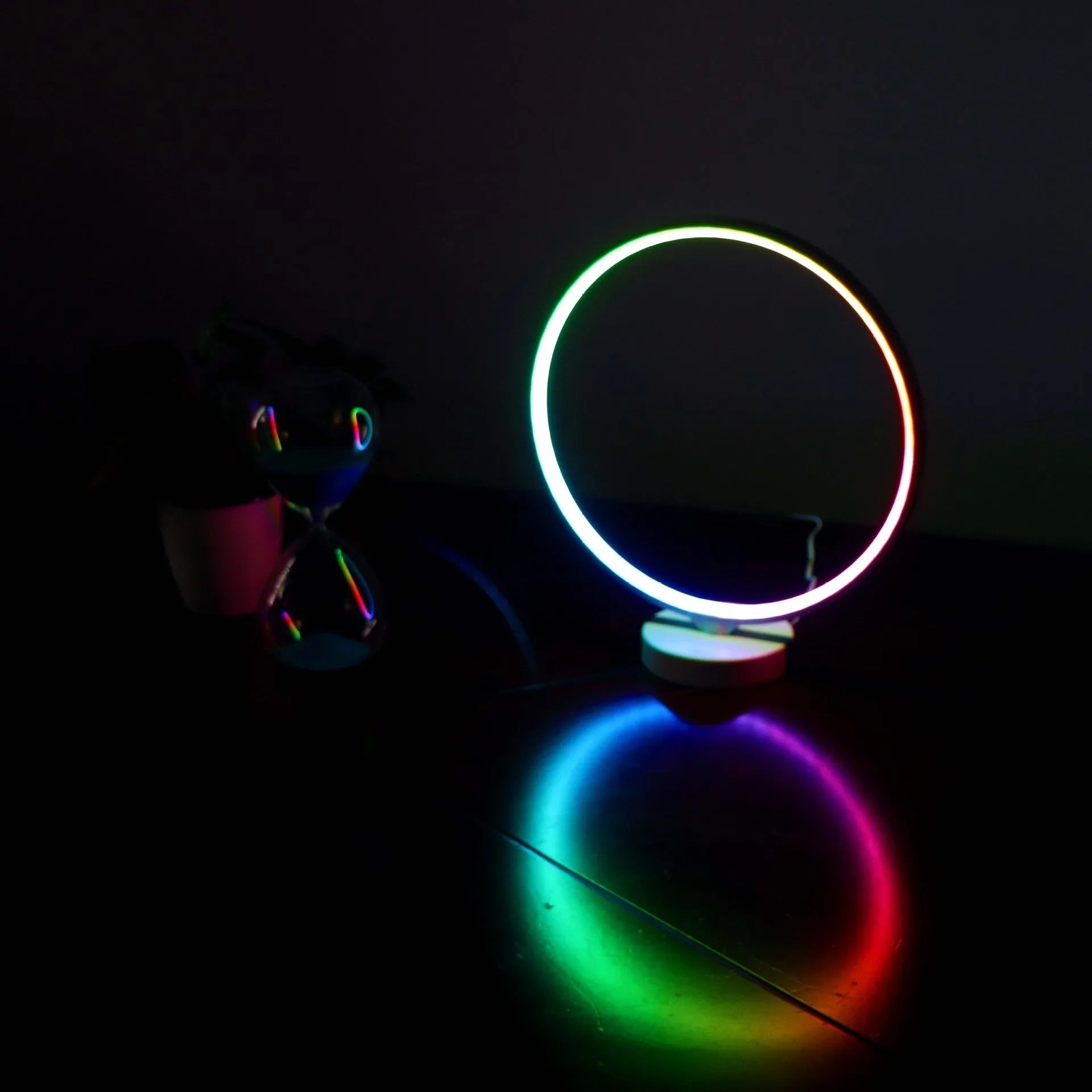 White Full Moon table lamp with remote control showing adjustable colour temperature and RGBW lighting options