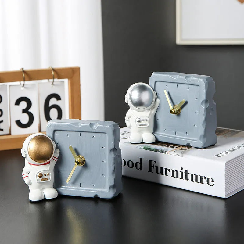Resin astronaut desktop clock decoration in gold finish for children's bedroom bookcase