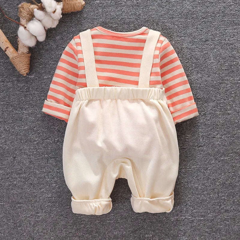 Baby two-piece suit in creamy white with elephant pattern, 95% cotton round neck design