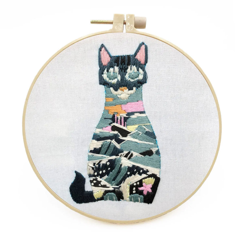 Cross stitch embroidery kit with three-dimensional cat design on cotton fabric with embroidery stretcher