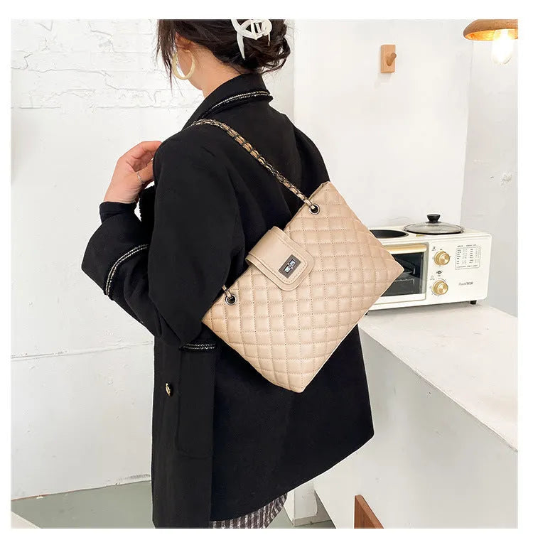 Lingge large-capacity women's PU tote bag in black with chain shoulder strap and lock closure
