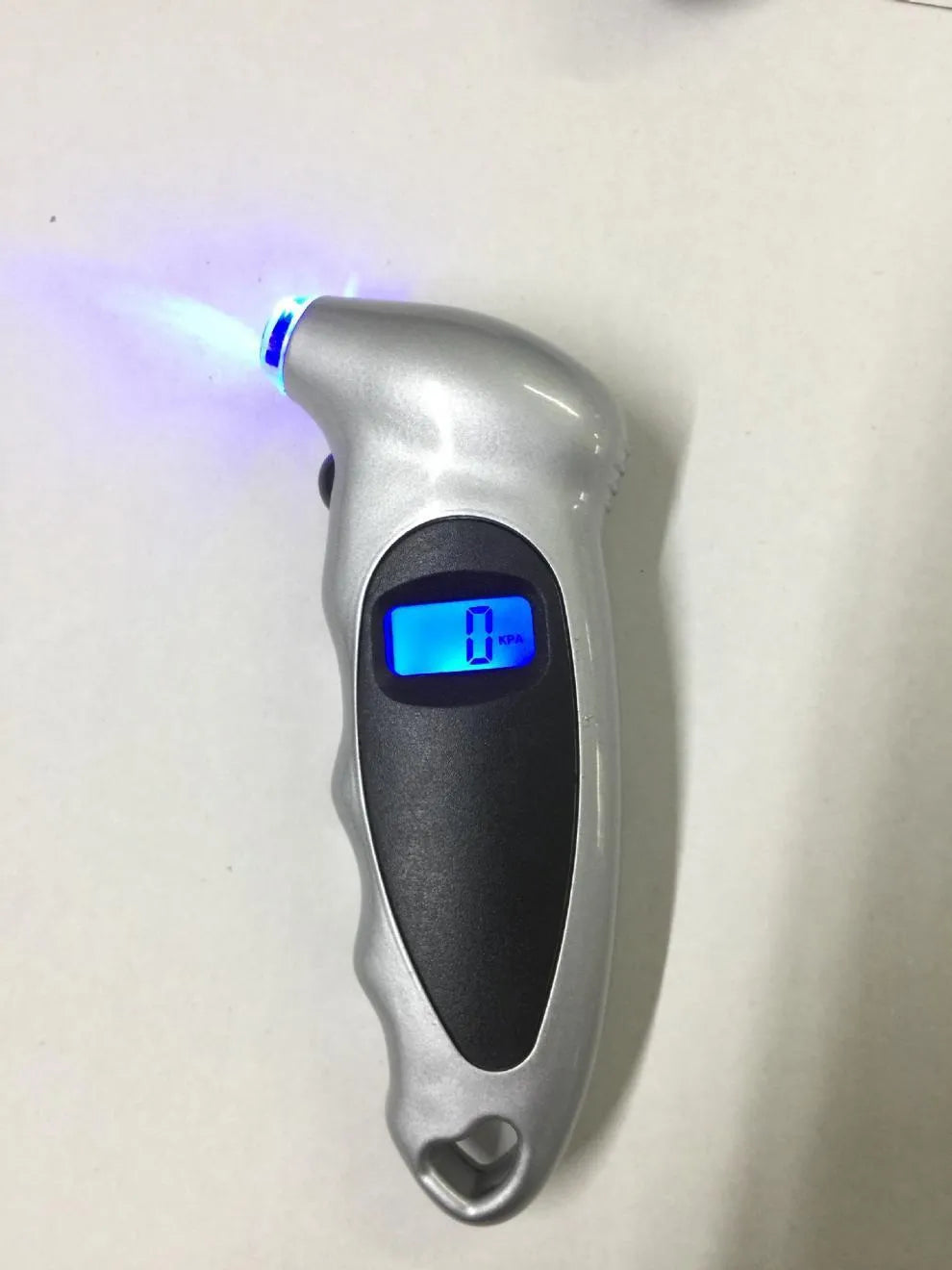 Digital tyre pressure gauge with backlit LCD, handheld 13.8cm ABS body, 0-150psi range, shown in black