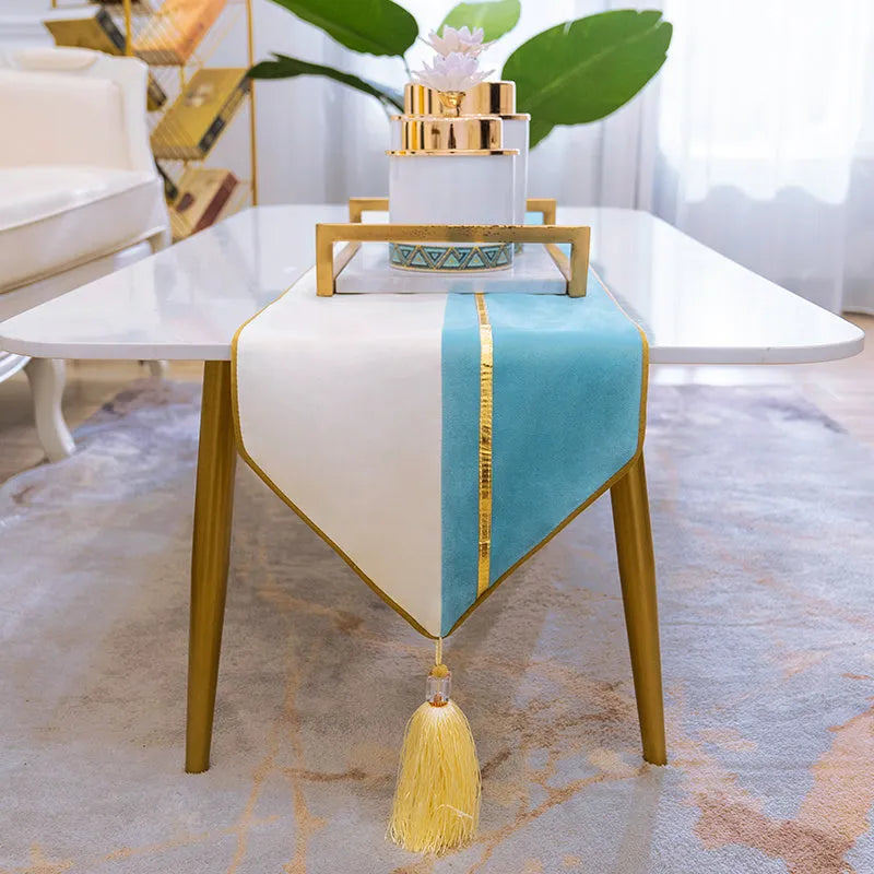 Simple Nordic table runner in high-precision flannel, 30cm wide, available in sizes from 30x140cm to 30x250cm.