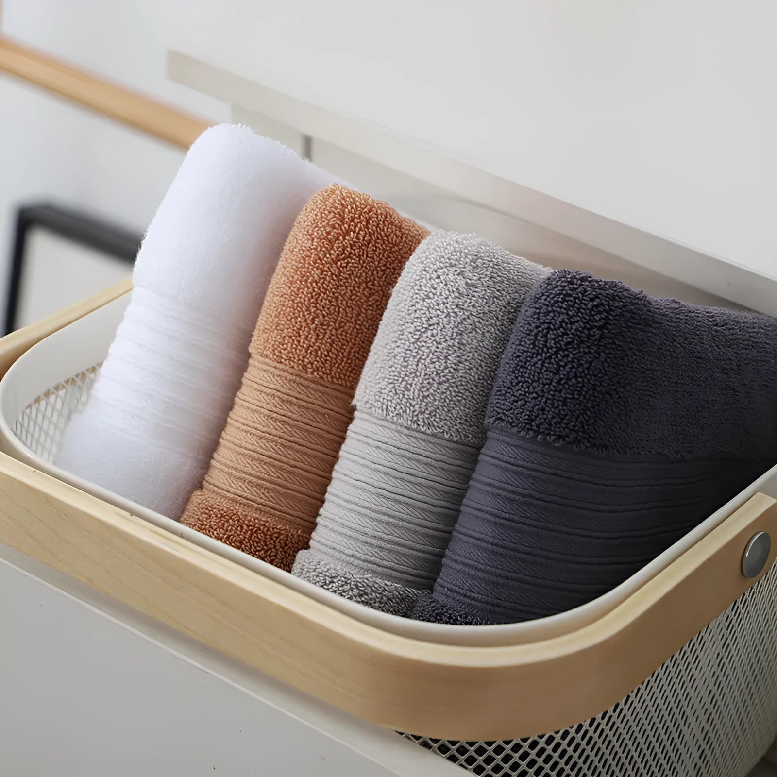 Pure cotton 500g thickened bath towel in 70x140cm size, soft and absorbent, available in white