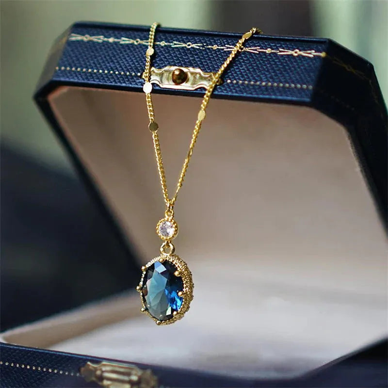 Gold geometric French retro fashion necklace for women and men.