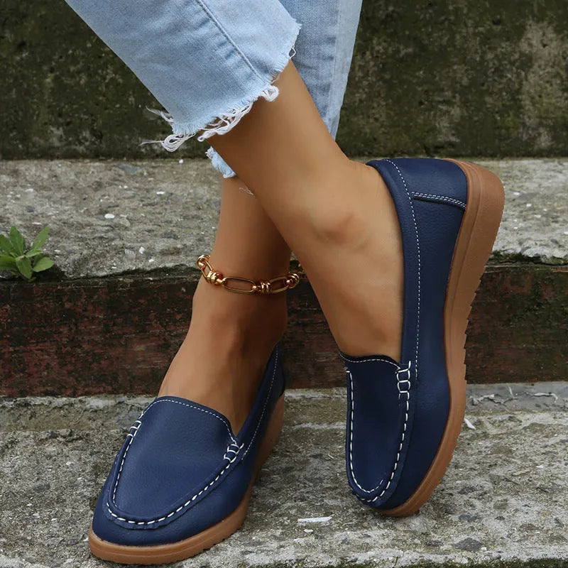 Women's flat loafer shoe in PU leather with car suture stitching on the upper
