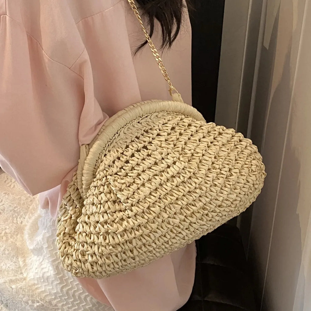 Women's straw beach shoulder bag in shell shape with chain details