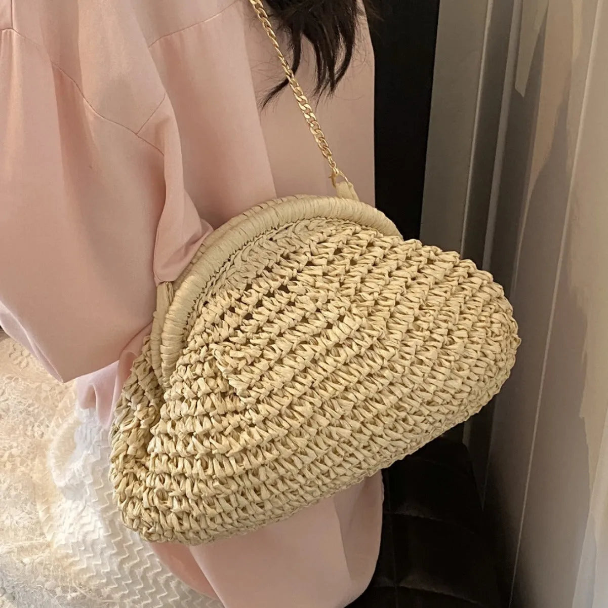 Women's straw beach shoulder bag in shell shape with chain details