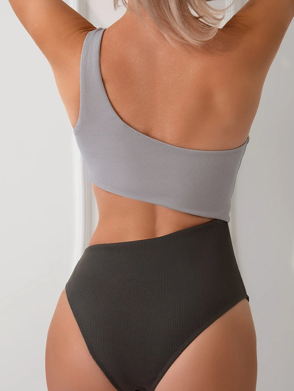 Women's one-shoulder one-piece swimsuit in solid colour with bikini style design