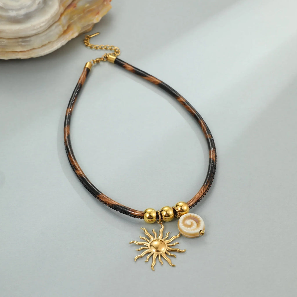 Geometric leopard print stainless steel necklace for women with adjustable 41-50cm chain