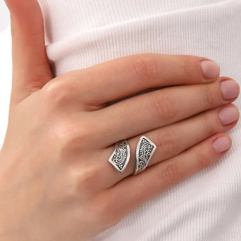 Adjustable silver electroplated women's ring with retro minimalist design on alloy base