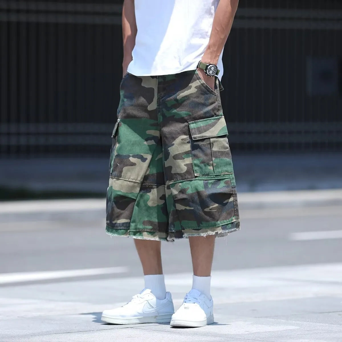 Loose-fitting camouflage shorts in American retro workwear style with cropped length