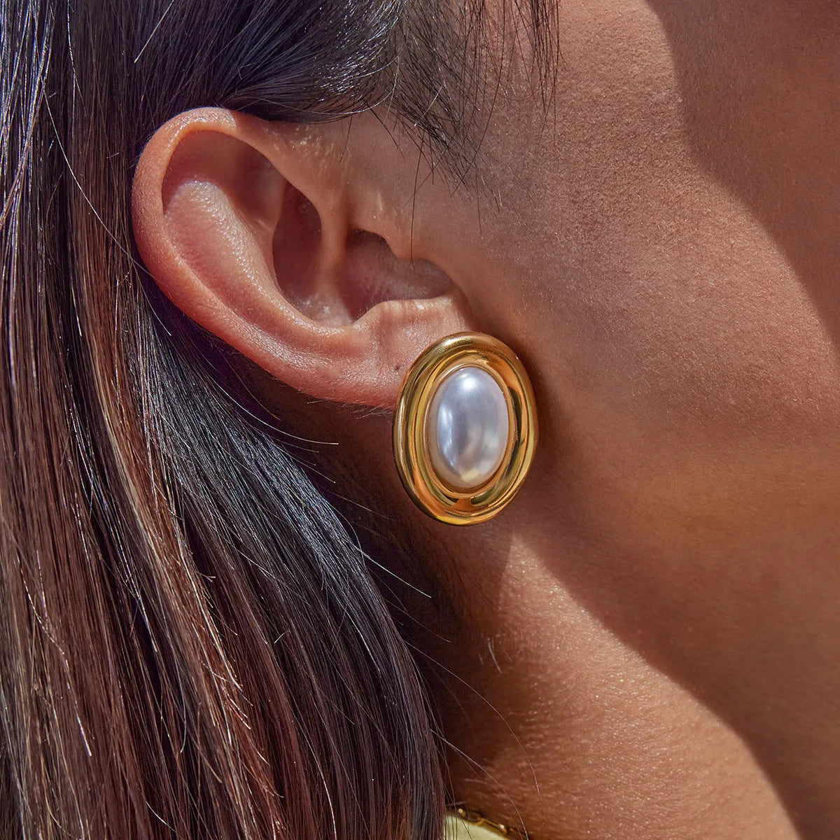 Stainless steel vintage pearl stud earrings with electroplated finish in JDE0305051 colour
