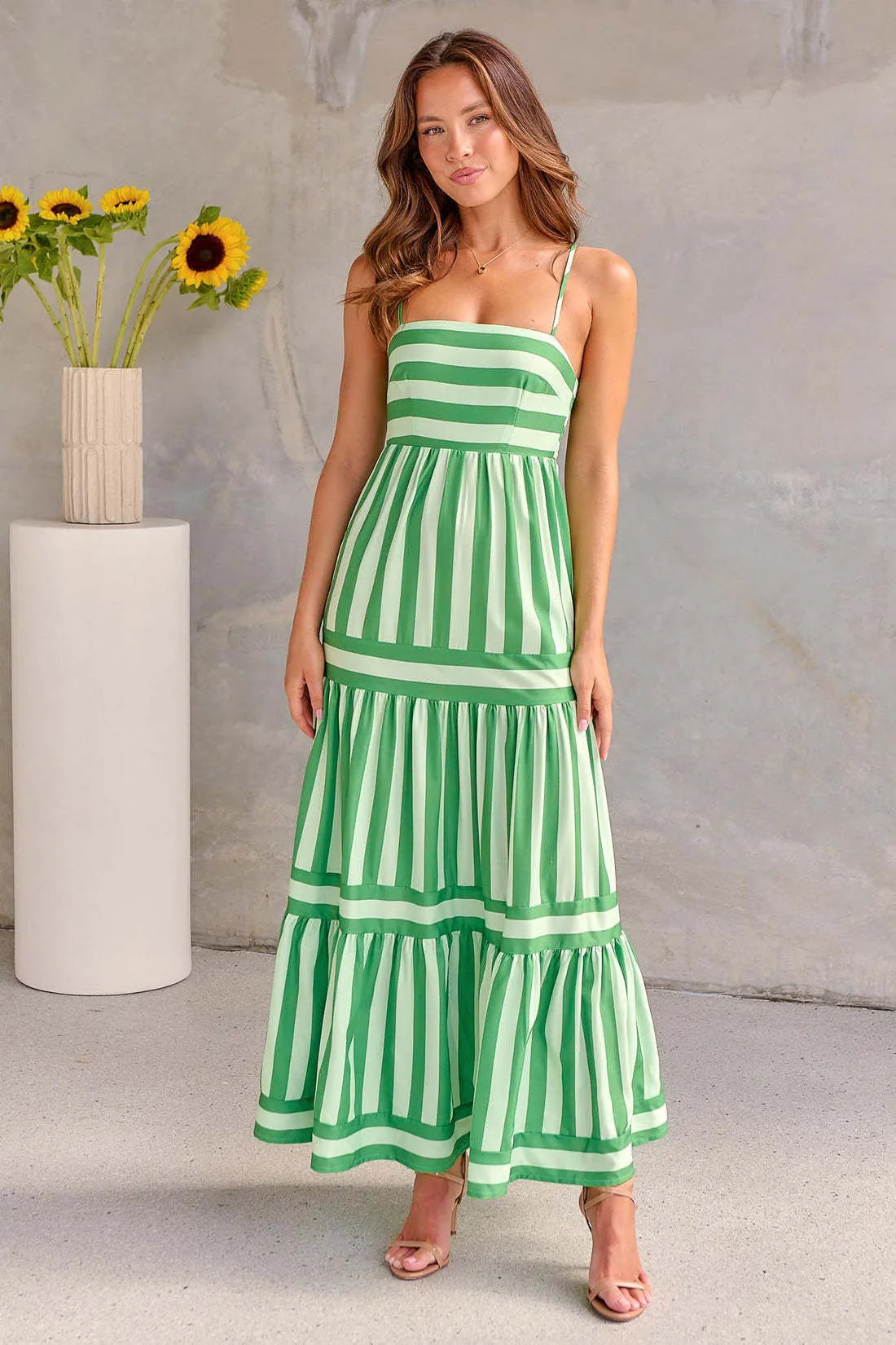 Women's backless summer dress with square neck, suspender straps and side pockets in striped pattern