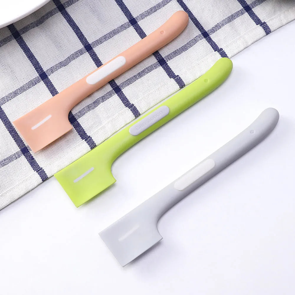 Green pet feeding spoon with right-angle design for canned cat and dog food